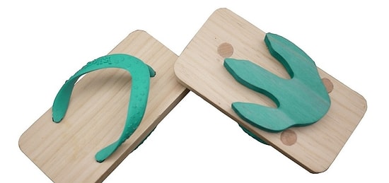 Милые шлепанцы, позволяющие оставлять следы животных на песке