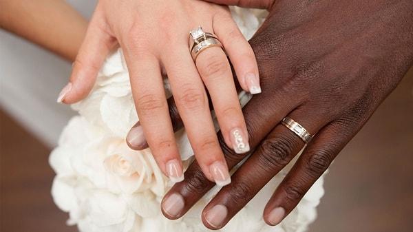 10. 1995 yılına kadar, ABD nüfusunun %50'sinden fazlası ırklar arası evliliğe karşı olduğunu belirtmiştir.