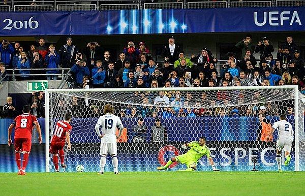 Sevilla 2. golü penaltıdan buldu