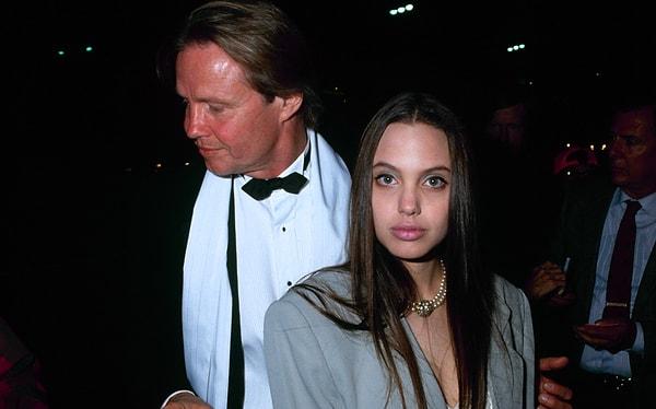 1. Babası John Voight ile arası hiçbir zaman tam anlamıyla iyi olmayan Angelina, babasının soyadını kullanmıyor.