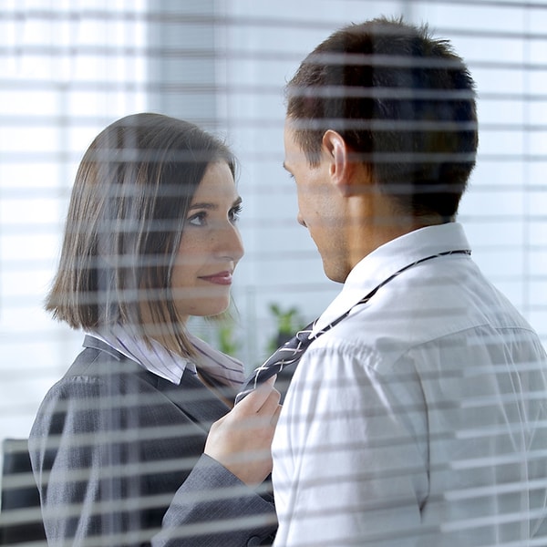 6. «Я менеджер и сплю с одним подчиненным. Наш босс сказал, что это неприемлемо, и если мы не разойдемся, то он нас уволит. Теперь я вру всем и тайно встречаюсь с этим парнем»