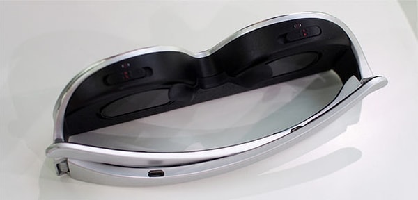 3. Вместо линз в эти очки встроены экраны, показывающие пользователю изображение с разрешением 2560 x 1440 пикселей.