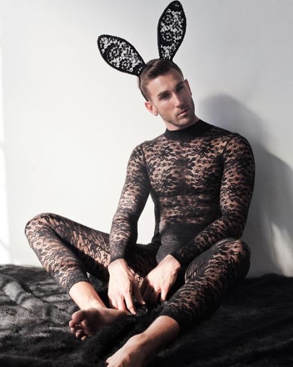 7. В роли своих клиентов бренд видит гетеросексуалов.