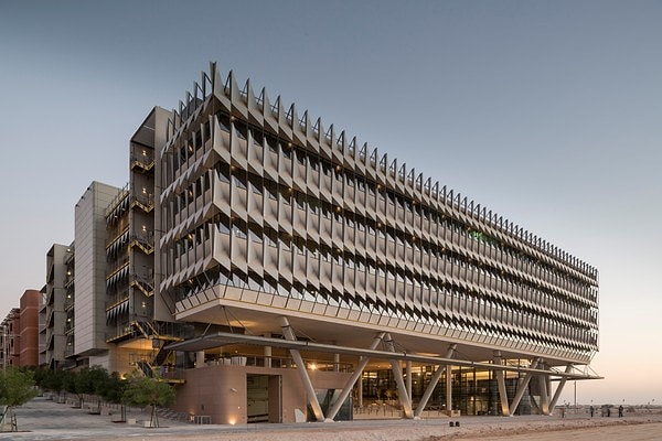 5. Уже в январе 2014 г. в Масдаре открылось здание штаб-квартиры Siemens на Ближнем Востоке. Оно потребляет на три четверти меньше объема воды, чем схожее по размерам офисное здание в Абу-Даби.