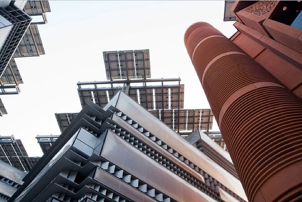 7. Большинство улиц должно быть не более 3 м шириной и длиной не более 70 м, большинство зданий – не выше шести этажей.