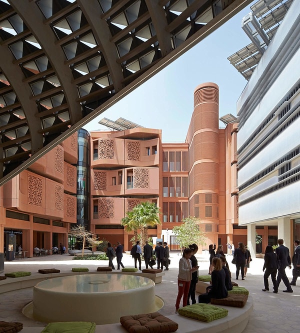 13. С 2015 г. город приносит прибыль и через два-три года вернет государству вложенные в него средства.