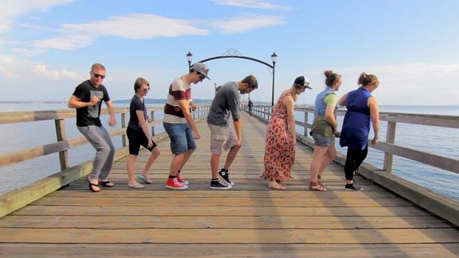Amerika ve Kanada Seyahati Sırasında 100 Farklı İnsanla Çılgınca Dans Eden Adam