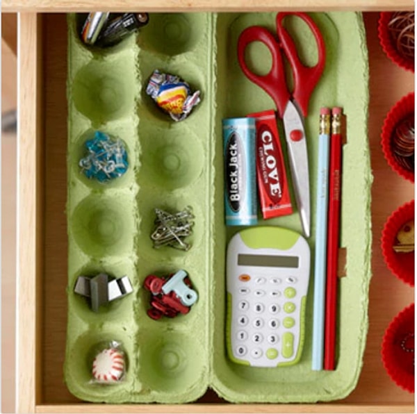 3. У вас в столе есть полка, куда вы складываете ненужные вещи? Попробуйте организовать ее при помощи упаковки из-под яиц