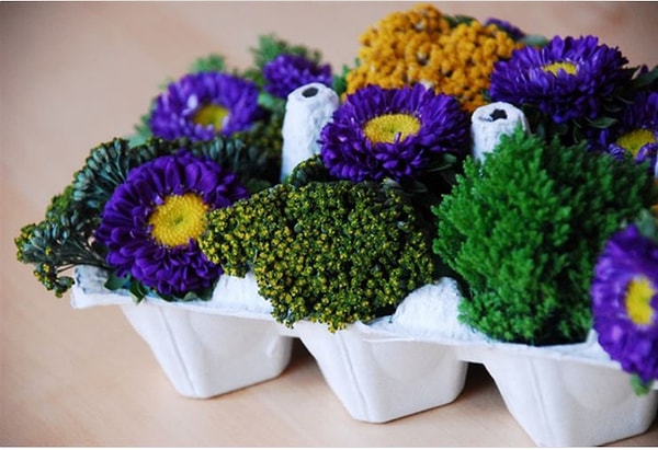 5. Ваза с цветами для стола? Все, что вам нужно - это упаковка из-под яиц, пластиковые яйца, почва и цветы на ваш вкус