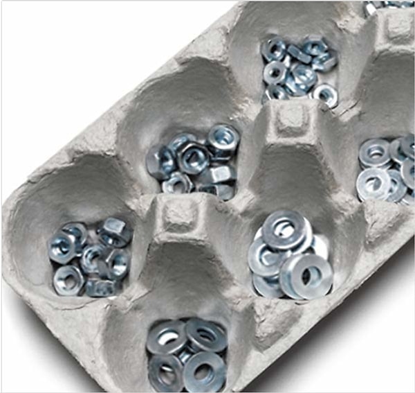 10. Каждый мужчина знает, как легко потерять мелкие детали в мастерской. Однако можно отлично организовать их, если использовать упаковку из-под яиц: теперь вы никогда не потеряете ни одного шурупа!