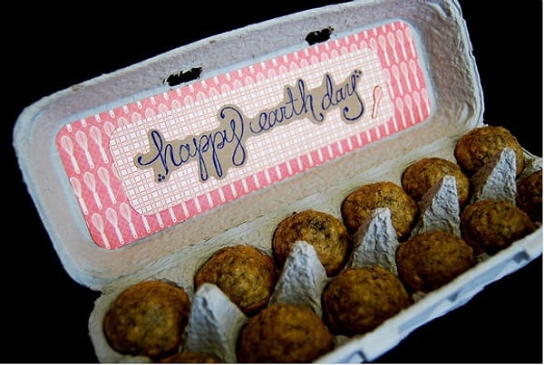 12. Мини-кексы могут стать отличным подарком, а упаковка из-под яиц - замечательный способ их транспортировки