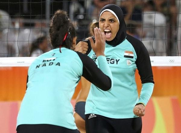 Doaa Elghobashy ve Nada Meawas çifti, aynı zamanda Mısır'ın olimpiyatlarda yer alan ilk kadın plaj voleybolu takımını oluşturuyor.