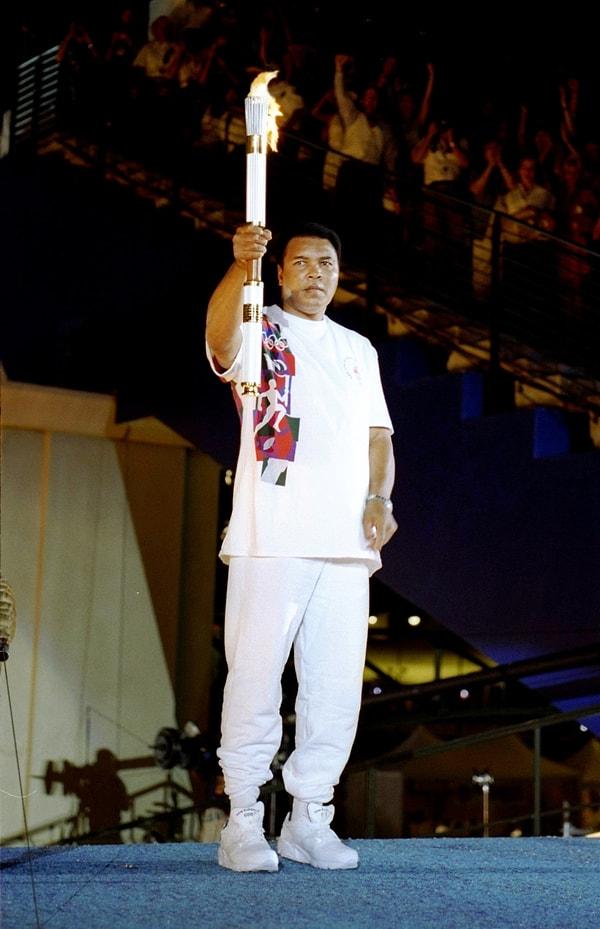 8. Madalyası elinden alınan şampiyon Olimpiyatı Ateşi'ni yakmak için tekrar podyuma çıkıyor.