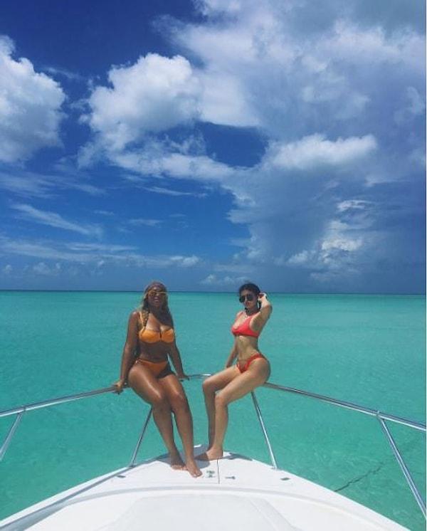 Kutlamalarını erkenden yapan Kylie Jenner, arkadaşlarıyla Turks ve Caicos adalarında lüks bir tatile çıktı.