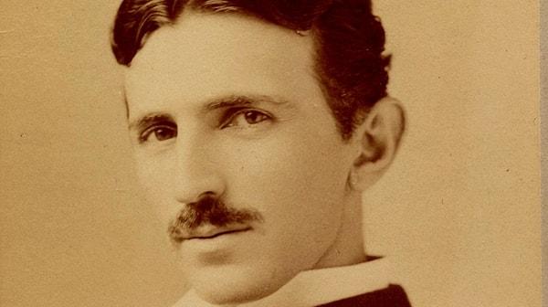 1. Nikola Tesla bir seferinde kalabalık bir insan grubunu, oyuncak bir tekneyi emirler yağdırarak hareket ettirebileceklerine inandırmıştır.