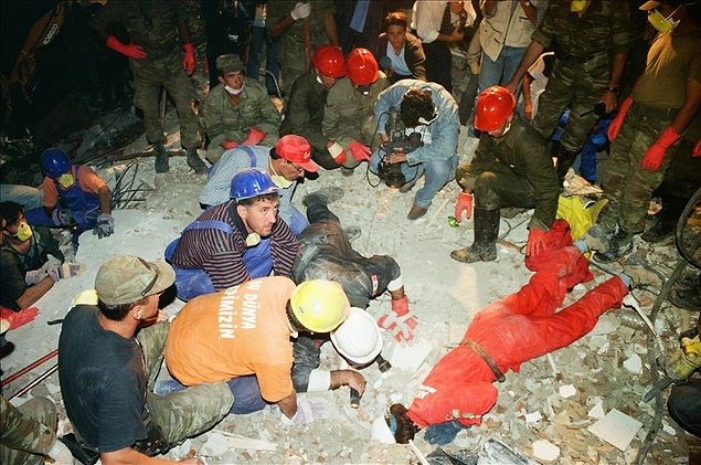 Arama kurtarma gönüllüleri ve dünyadan gelen yardımlar
