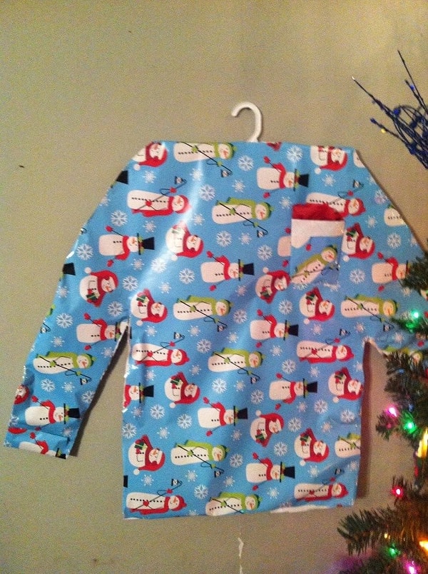 3. Муж и жена всегда вместе упаковывают рождественские подарки