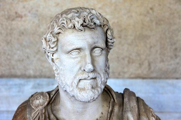 4. Roma İmparatoru Antoninus Pius, İlk Çağ'ın en iyi devlet adamıdır. 23 yıllık hükümdarlığı sürecinde tek bir nitelikli suç işlenmemiştir.