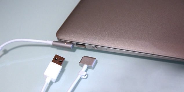 8. Bir Macbook şarj aletinin içinde bulunan mikrodenetleyici, orijinal bir Macintosh bilgisayarda bulunan kadar güçlüdür.