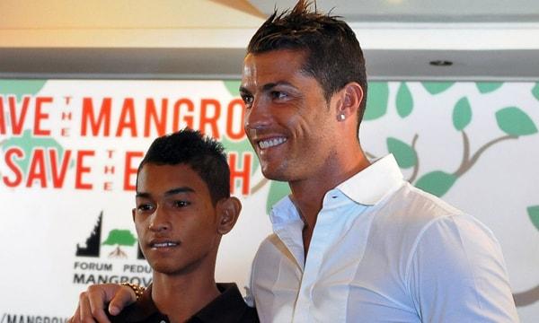 9. Cristiano Ronaldo, 2004 yılında Endonezya'da yaşanan korkunç tsunami faciasından sağ olarak kurtulmuş 7 yaşında bir çocuğun eğitimini üstlenmiştir.