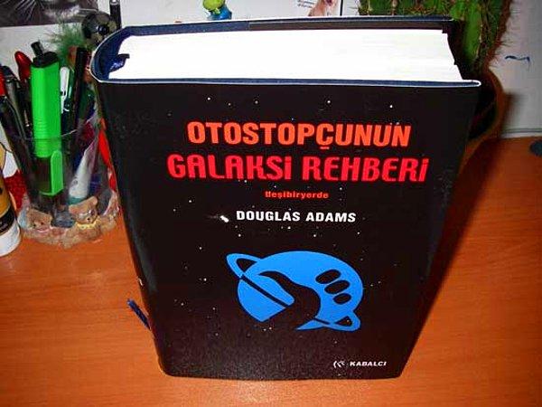 11. "Otostopçunun Galaksi Rehberi", Douglas Adams