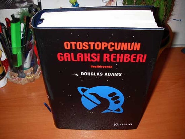 11. "Otostopçunun Galaksi Rehberi", Douglas Adams