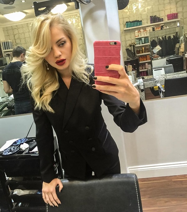 8. Делать себе прическу девушка доверяет только московским стилистам, поэтому раз в две недели она летает из Лондона в Москву.