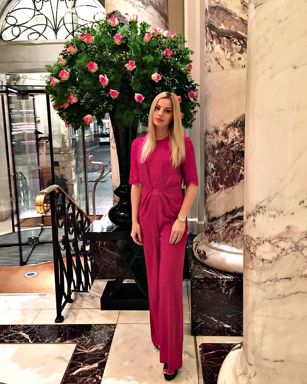 3. Родители Юли родом из Украины. Сейчас они владеют компанией по производству продуктов питания и живут в Москве.