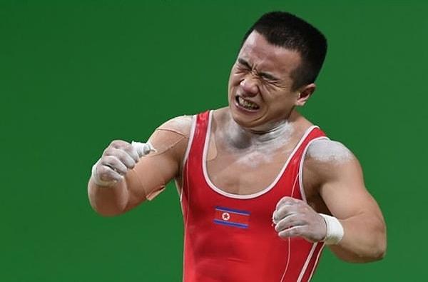 5. Kuzey Koreli halter sporcusu Om Yun-Chol yalnızca bir gümüş madalya alabildiği için ülke liderlerinden özür diledi.