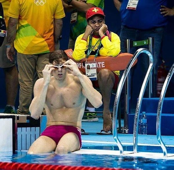 8. Olimpiyatların en gereksiz işine sahip olmak: havuzun cankurtaran görevlisi.