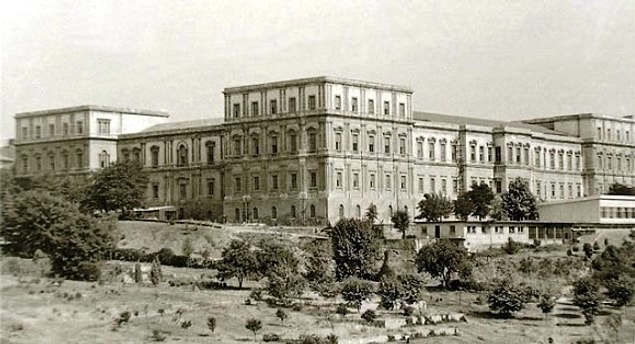 Küçük Saim nam-ı diğer Saim Gökdoğan, manevi babasının da verdiği destekle İstanbul Teknik Üniversitesi’ne girer ve inşaat mühendisi olur.