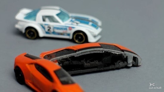 Su Jetiyle Ortadan İkiye Kesilen Oyuncak Arabalar