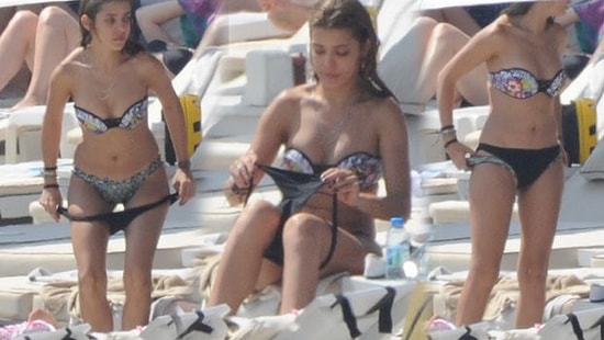 Selin Şekerci Herkesin Gözünün Önünde Bikinisini Değiştirdi!