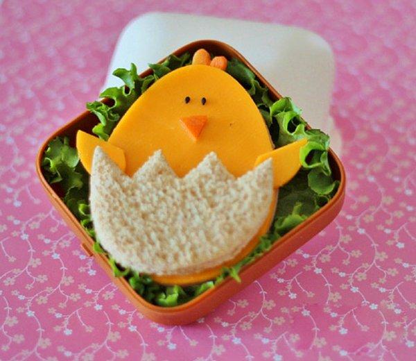 3. Sen yemezsen civciv yer. Tost ekmeğinden kaşar ve yeşillikler ile minik hayvanlar yapabilirsiniz.