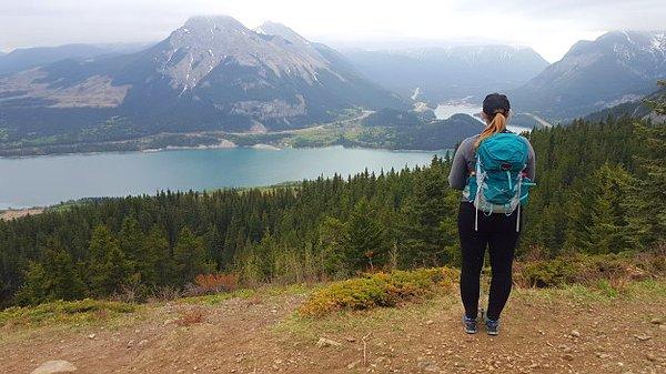 Helen Gölü'nde çekim yapmak amacıyla Banff Ulusal Parkı'na giden ikili, hava kötüleşince göl manzaralı kayalıkları tercih etti.