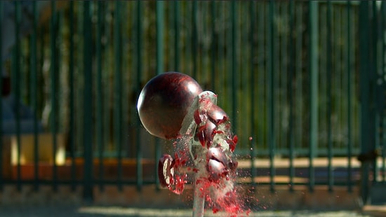 Bowling Topu 45 Metre Yükseklikten Baltanın Üzerine Atılırsa Ne Olur?