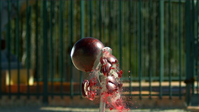 Bowling Topu 45 Metre Yükseklikten Baltanın Üzerine Atılırsa Ne Olur?