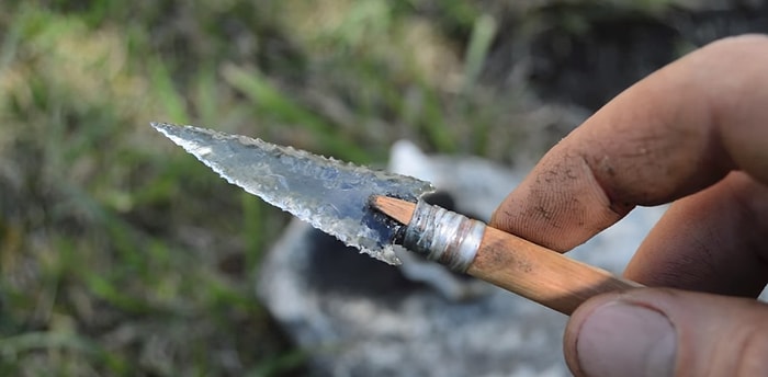 Eski Cam Şişeyi Keskin Bir Ok Başına Çeviren Adam