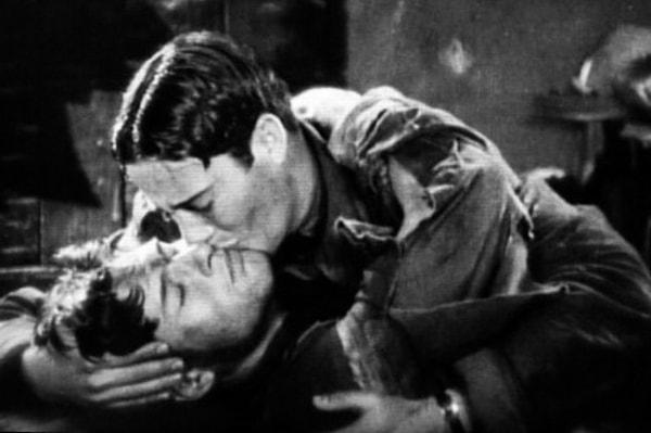 10. İki erkeğin ekranlarda öpüştüğü ilk film, 1927 yılı yapımı "Wings" isimli filmdir.