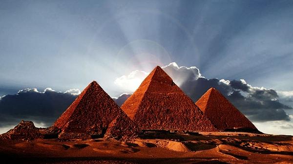3. "Piramitleri köleler inşa etti."