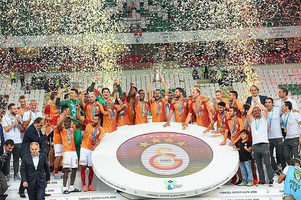 Galatasaraylı futbolcuların kupa pozu