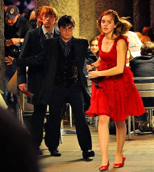 4. Hermione'nin güzelliğine güzellik katan kırmızı elbisesi.