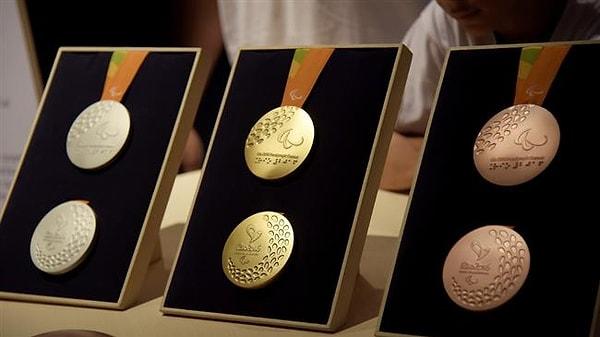 2016 Rio Olimpiyatlarında dağıtılacak toplam madalya sayısı 2588.  Madalyalarının tasarımında ise Antik Yunanda zafer anlamına gelen defne yaprağı kullanılıyor.
