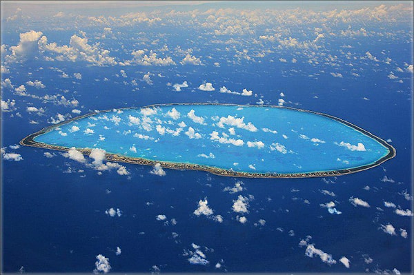 Tikehau adası Pasifik Okyanusu'nda bulunuyor.