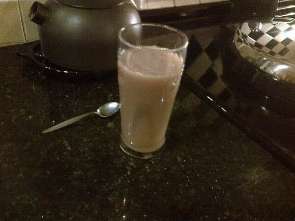 5. Специально для этого маньяка - наливать горячие напитки в стеклянные стаканы не только странно, но и опасно 😶