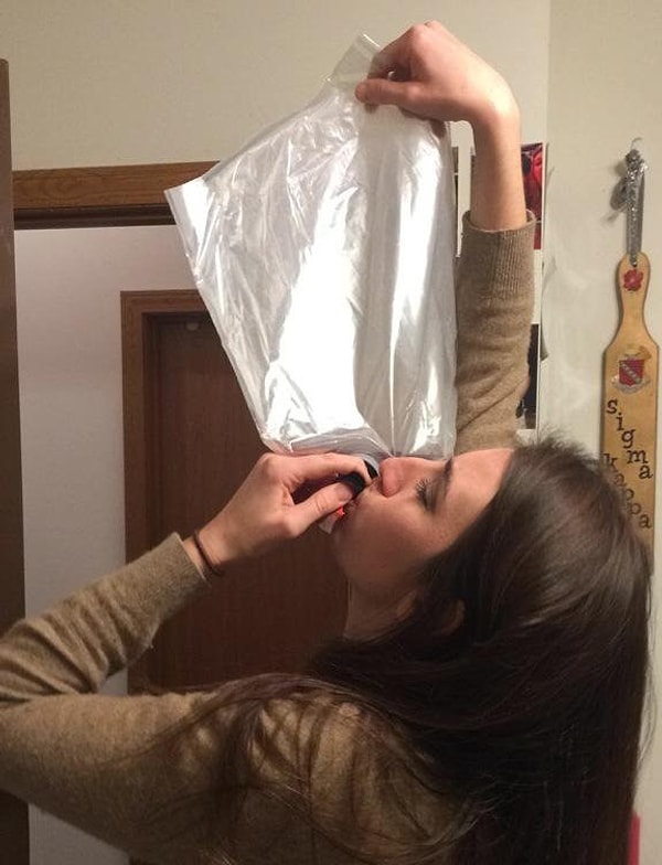 9. И даже если сам напиток продавался в пакете, как это вино, все же более целесообразно достать стакан 🍷