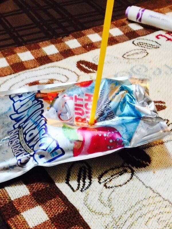 16. Что сделал этот бедный пакетик сока, чтобы заслужить такое жестокое обращение?