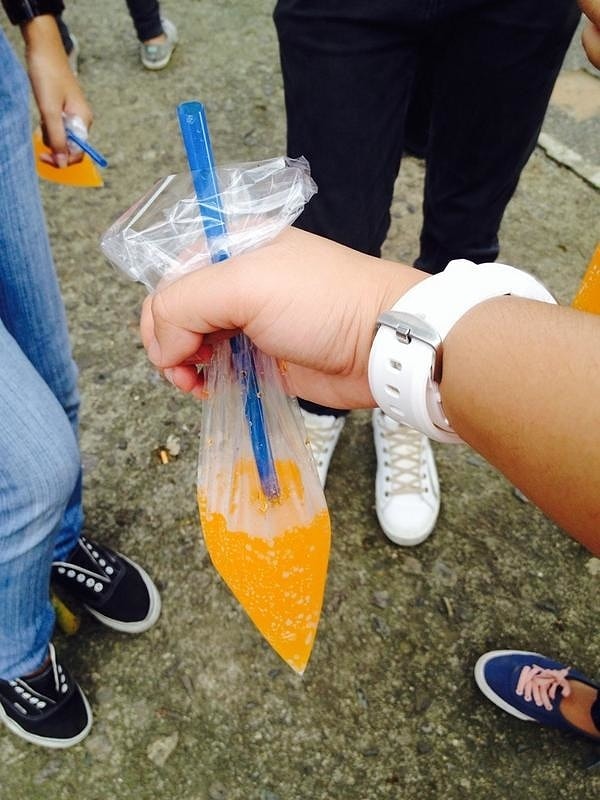 7. Как, ну как вообще можно пить сок из пакета? 😱