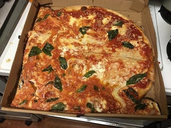 19. Dünyanın en asil dağılmış pizzası, net!