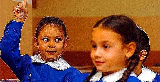 O sevilen öğrenci yine rahat durmaz, "Nerde kalmıştık?" dendiğinde anında atlar ve "Öğretmenim ödev vardı." diye hatırlatır.